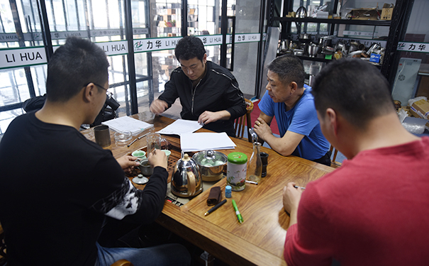 客戶實(shí)地參觀考察我司淬火設(shè)備